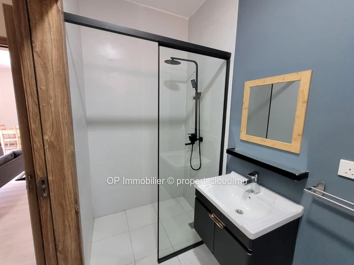 Appartement R+2 à vendre à Flic en Flac, 78m², 2 chambres, piscine commune, meublé, garage, salle de gym, Rs.
