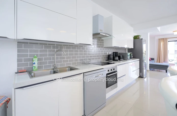 Bel appartement R+2 à vendre à Péreybère, Grand Baie. 112m², 3 chambres, piscine commune, meublé, climatisé. Proche d...