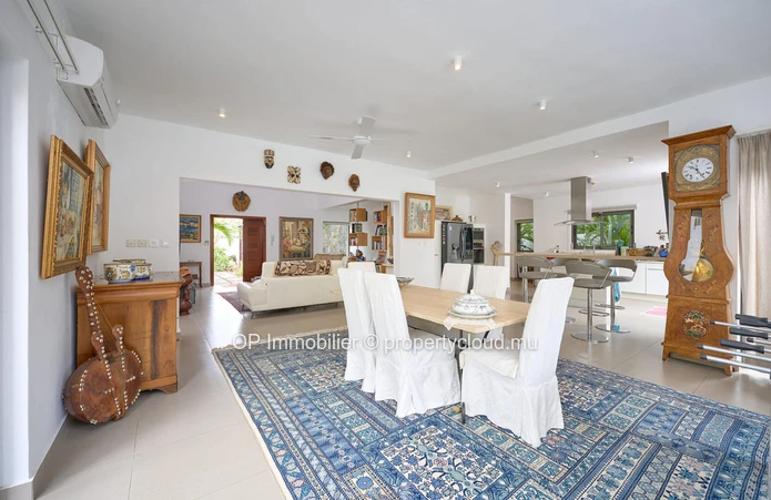 Villas PDS à vendre Grand Baie, 362m² habitables, terrain 1.185m², 4 chambres, bureau, piscine privée. Prix €.