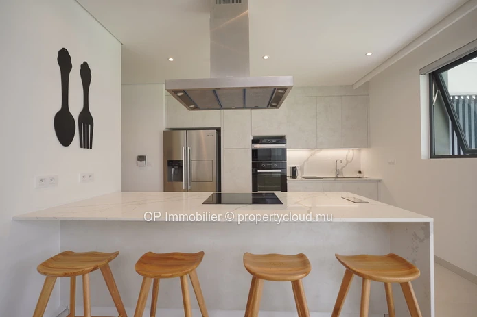 Luxury Apartment in Grand Baie with Shared Pool - Perfect for Foreign Buyers! 3 Beds, Fully Furnished, Close to Ameni...