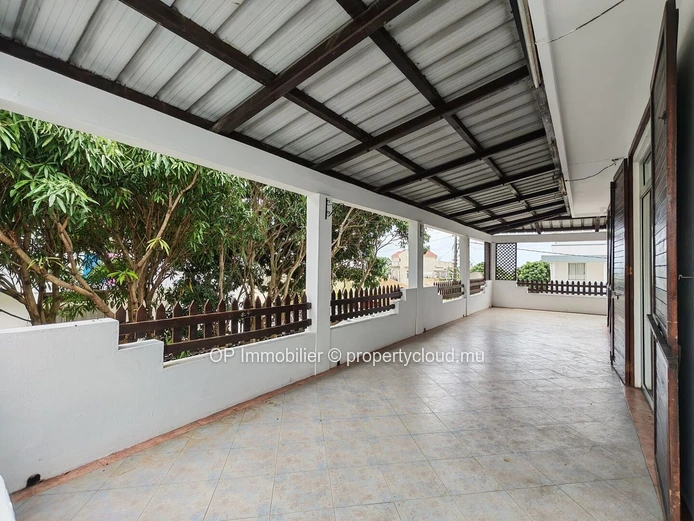 Maison familiale 7 chambres à vendre à Beau Bassin - 402m²