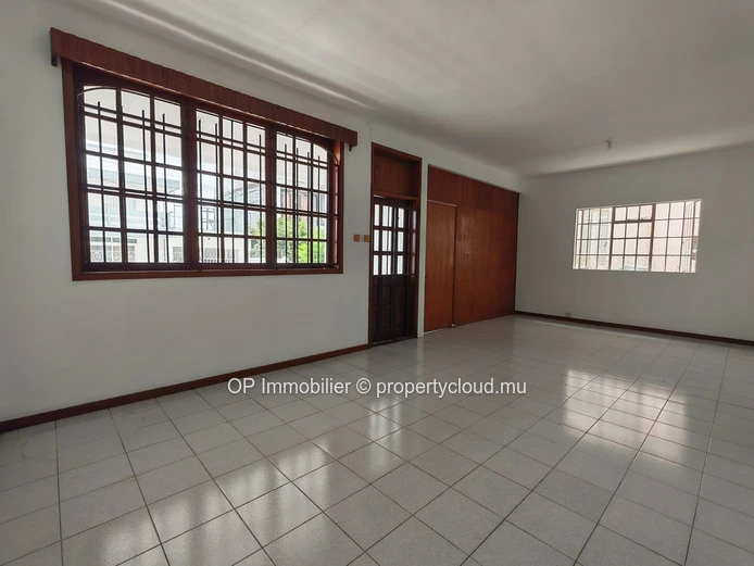 Maison familiale 7 chambres à vendre à Beau Bassin - 402m²