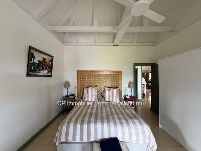 Maison à vendre à Mont Piton avec piscine privée sur terrain de 1 560 m²
