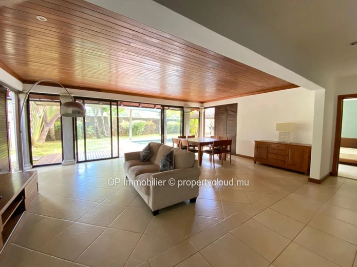 Maison à vendre à Péreybère, Grand Baie, 287m², terrain 600m², 3 chambres, piscine privée, garage, meublée, climatisé...