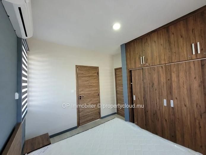 Appartement R+2 à vendre à Flic en Flac, 78m², 2 chambres, piscine commune, meublé, garage, salle de gym, Rs.