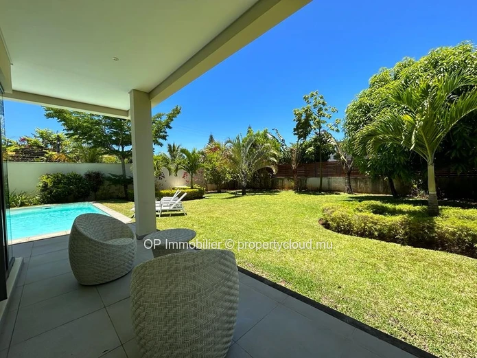 Villa RES à vendre à Mont Mascal, Grand Baie. 358m² habitables, terrain 831m², 3 chambres, piscine privée. Proche com...