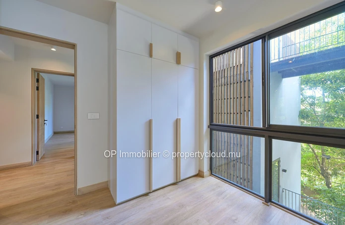 Luxurious G+2 Apartment with Stunning Sea Views and Communal Pool in Pointe aux Canonniers - €1.5M