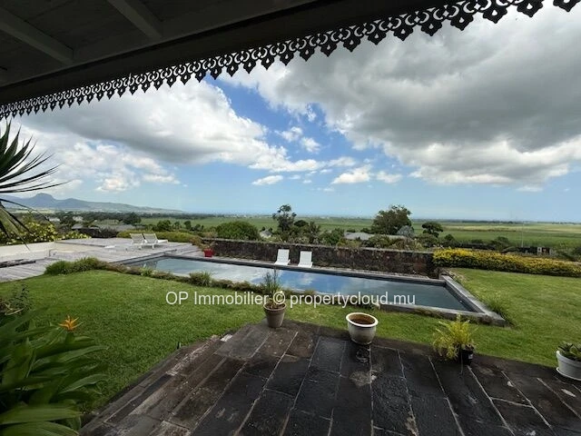 Maison à vendre à Mont Piton avec piscine privée sur terrain de 1 560 m²