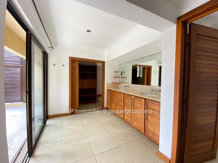 Maison à vendre à Péreybère, Grand Baie, 287m², terrain 600m², 3 chambres, piscine privée, garage, meublée, climatisé...