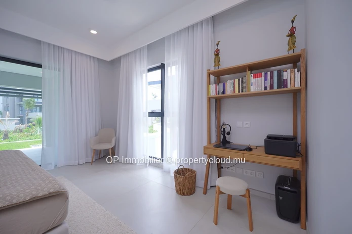 Luxury Apartment in Grand Baie with Shared Pool - Perfect for Foreign Buyers! 3 Beds, Fully Furnished, Close to Ameni...