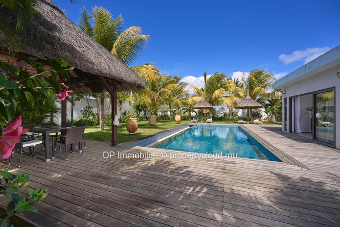 Villas PDS à vendre Grand Baie, 362m² habitables, terrain 1.185m², 4 chambres, bureau, piscine privée. Prix €.