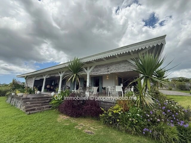 Maison à vendre à Mont Piton avec piscine privée sur terrain de 1 560 m²