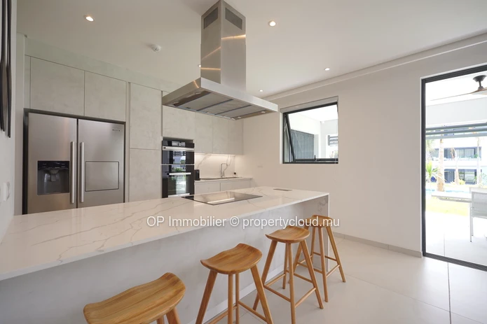 Luxury Apartment in Grand Baie with Shared Pool - Perfect for Foreign Buyers! 3 Beds, Fully Furnished, Close to Ameni...