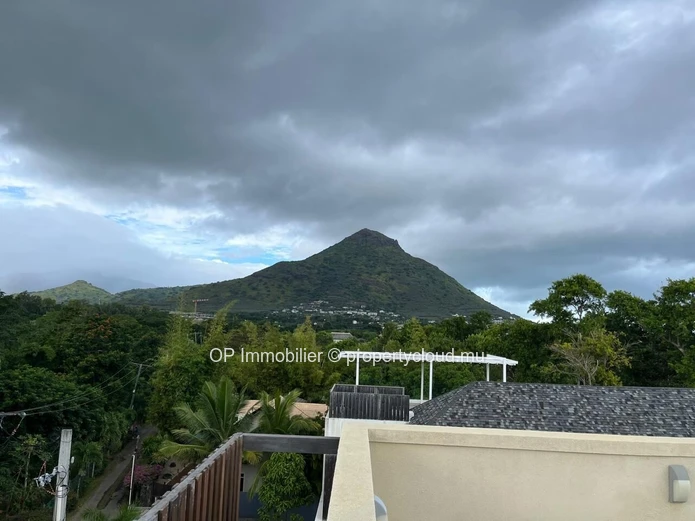 Penthouse RES à vendre à Tamarin, Rivière Noire. 367m², 3 chambres, bureau, vue mer, parking, balcon, Dressing. Prix Rs.