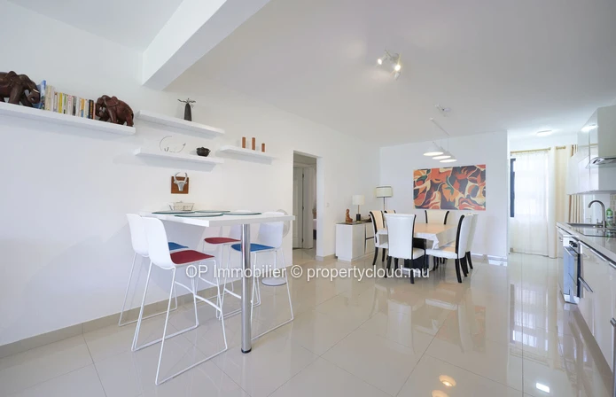 Bel appartement R+2 à vendre à Péreybère, Grand Baie. 112m², 3 chambres, piscine commune, meublé, climatisé. Proche d...