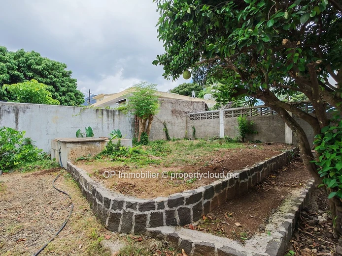 Maison familiale 7 chambres à vendre à Beau Bassin - 402m²