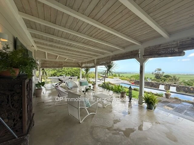 Maison à vendre à Mont Piton avec piscine privée sur terrain de 1 560 m²