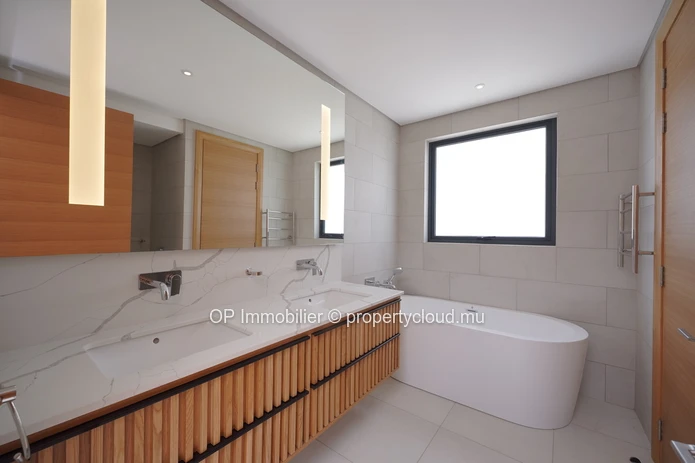 Luxury Apartment in Grand Baie with Shared Pool - Perfect for Foreign Buyers! 3 Beds, Fully Furnished, Close to Ameni...