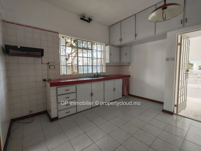 Maison familiale 7 chambres à vendre à Beau Bassin - 402m²