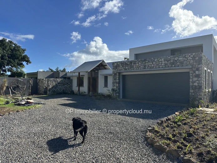4-Bedroom Furnished House with Private Pool in Charmoze