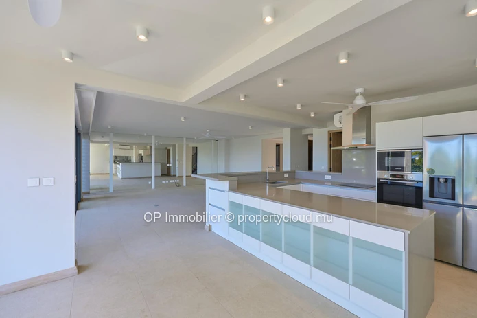 Luxurious G+2 Apartment with Stunning Sea Views and Communal Pool in Pointe aux Canonniers - €1.5M