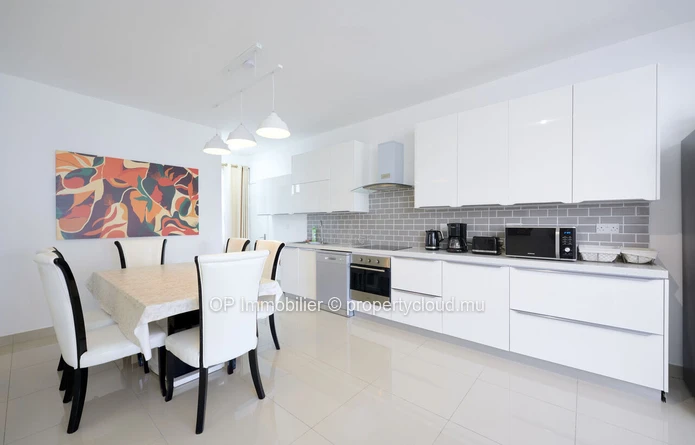 Bel appartement R+2 à vendre à Péreybère, Grand Baie. 112m², 3 chambres, piscine commune, meublé, climatisé. Proche d...