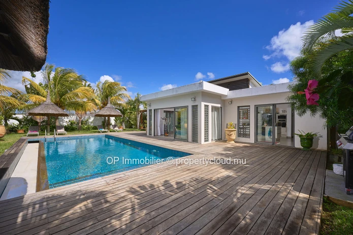 Villas PDS à vendre Grand Baie, 362m² habitables, terrain 1.185m², 4 chambres, bureau, piscine privée. Prix €.