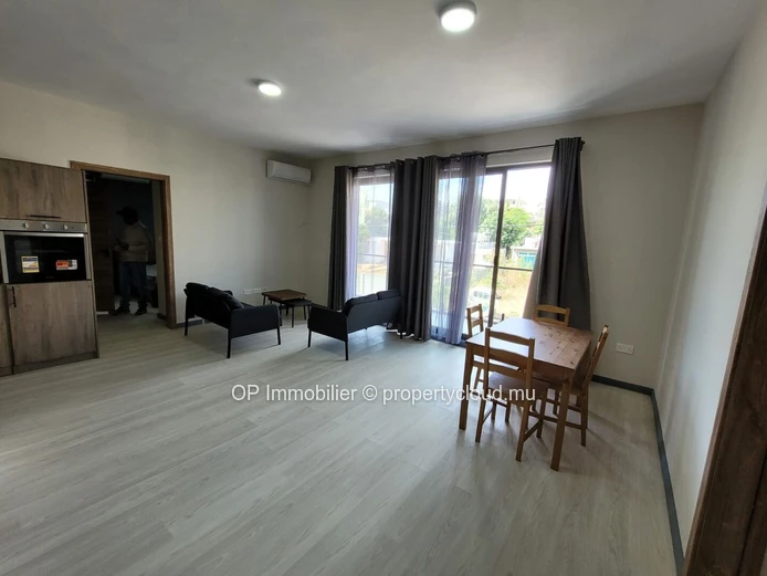 Appartement R+2 à vendre à Flic en Flac, 78m², 2 chambres, piscine commune, meublé, garage, salle de gym, Rs.
