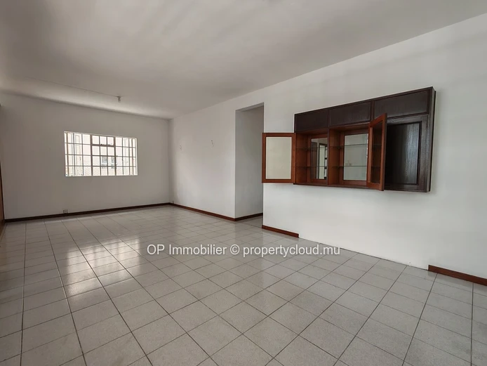 Maison familiale 7 chambres à vendre à Beau Bassin - 402m²