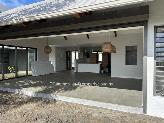 4-Bedroom Furnished House with Private Pool in Charmoze