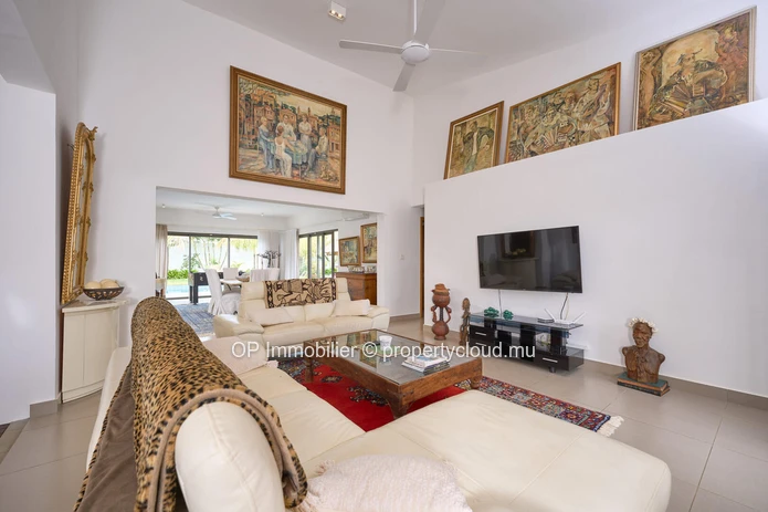 Villas PDS à vendre Grand Baie, 362m² habitables, terrain 1.185m², 4 chambres, bureau, piscine privée. Prix €.