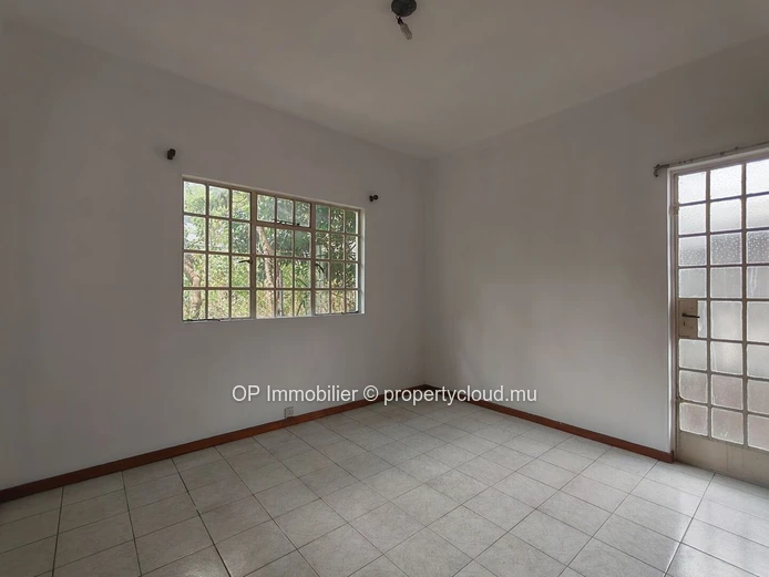 Maison familiale 7 chambres à vendre à Beau Bassin - 402m²