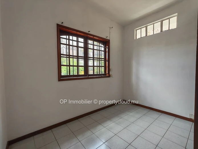 Maison familiale 7 chambres à vendre à Beau Bassin - 402m²