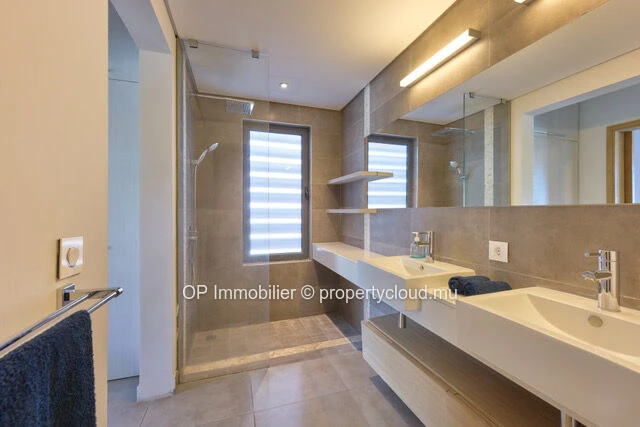 Appartement moderne à Mont Choisy avec piscine à deux pas de la plage de Trou aux Biches